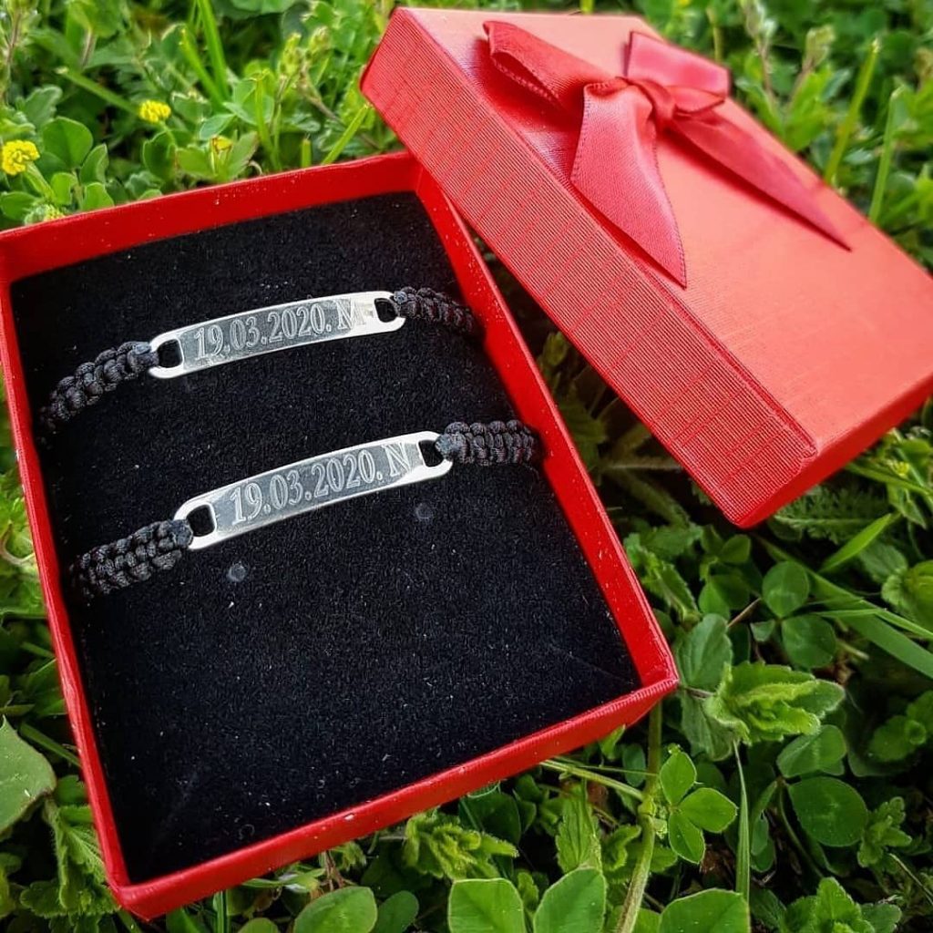 Narukvica s graviranjem u crvenoj kutiji.