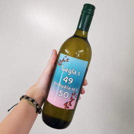 Vino s natpisom za rođendan