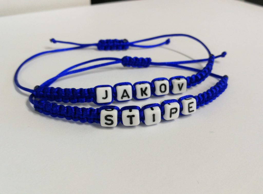Plava pletena narukvica s imenom za poklon.
