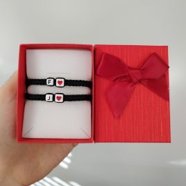 Pletena narukvica s inicijalom i srcem