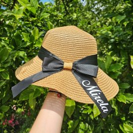 Ljetni šešir s crnom mašnicom