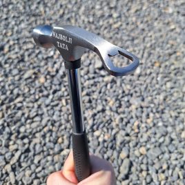 Gravirani čekić s otvaračem za boce